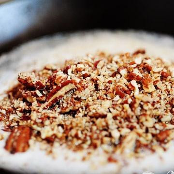 1. Этап. Мини-булочки с орехами: 1. Чтобы приготовить тесто, нагреть молоко, масло канолы и 1/2 чашки сахара в большой кастрюле. Довести до кипения, но не кипятить. Снять с огня и остудить немного. Высыпать в смесь дрожжи, затем добавить 4 стакана муки. Перемешать, затем закрыть кастрюлю кухонным полотенцем и дать тесту подняться в течение 1 часа. По истечении 1 часа перемешать с дополнительной 1/2 чашки муки, разрыхлителем, содой и солью. Отставить в сторону. В отдельной кастрюле растопить 1 палочку сливочного масла и добавить мелко нарезанные орехи пекан, кукурузный сироп и ванильный экстракт.