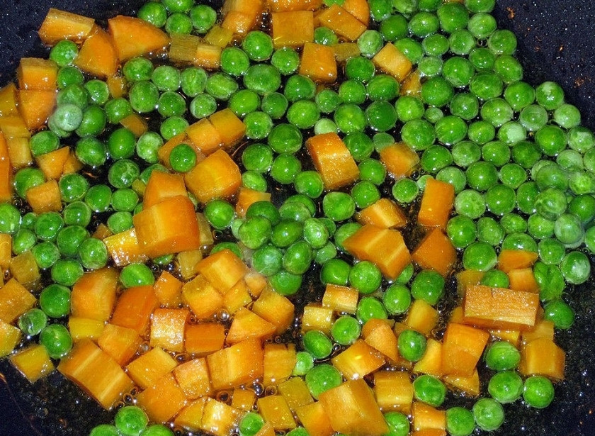 1. Этап. Морковь с зелёным горошком: 3. Далее добавляем к моркови зеленый горошек и обжариваем 3-4 мин.