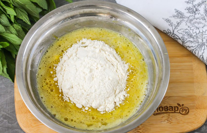 1. Этап. Хворост на коньяке: Влейте в емкость воду и коньяк, еще раз все взбейте и всыпьте пшеничную муку высшего сорта. Замесите плотно тесто, оставляя немного муки на подпыливание рабочей поверхности. Накройте тесто пищевой пленкой и оставьте на 20 минут для активации клейковины.