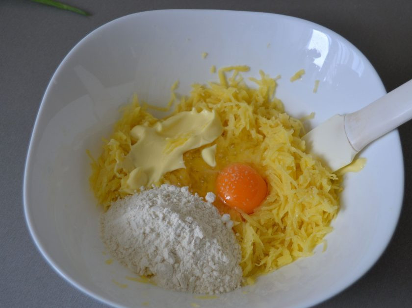 1. Этап. Драники на майонезе: Очистите картофель, натрите на терке, выложите в миску. Добавьте яйцо, соль, майонез, муку. Размешайте.