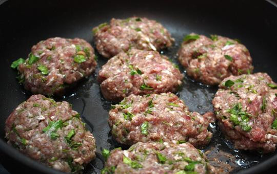 1. Этап. Котлеты из баранины: В сковороду капнем немножко растительного масла. Руками формируем из фарша небольшие котлетки, выкладываем на сковороду. Обжариваем на небольшом огне до румяности с одной стороны.