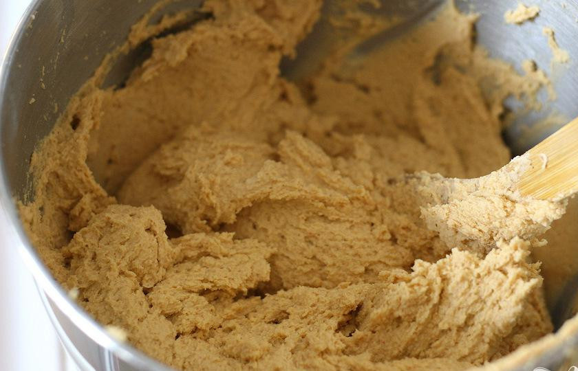 1. Этап. Вегетарианское тамале: 3. Взбить сливочное масло миксером в миске около 1 минуты, затем добавить мучную смесь и снова взбить. Отложить тесто в сторону.