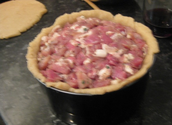 1. Этап. Английский пирог с мясом: Форму с высокими бортиками смазываем маслом. От теста отрезаем 1/4 часть, из нее сделаем 