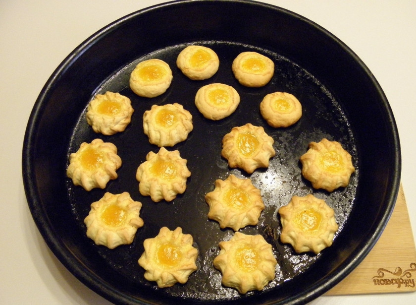 1. Этап. Песочное печенье с вареньем: Печенье готово! Снимите с противня и остудите. Приятного!