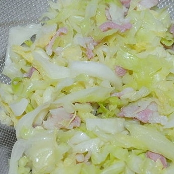 1. Этап. Тушеная капуста с беконом: 7. Через час, когда капуста станет мягкой, откиньте ее вместе с беконом на дуршлаг. Затем выложите в сервировочное блюдо.