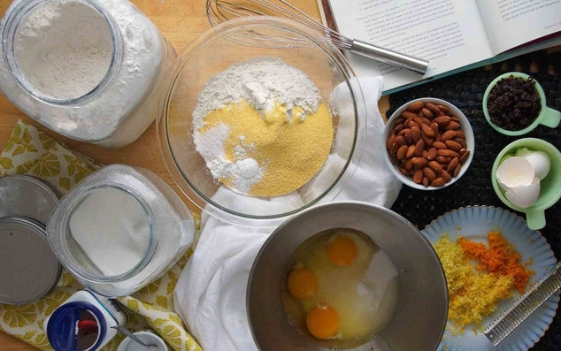 1. Этап. Бискотти с миндалем и смородиной: 1. Вот из таких ингредиентов мы будем печь бискотти с миндалем и смородиной.