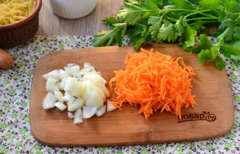 1. Этап. Быстрый суп с сосисками: Тем временем на мелкой терке натрите морковь, а луковицу порежьте мелким кубиком. Обжарьте овощи в небольшом количестве растительного масла.