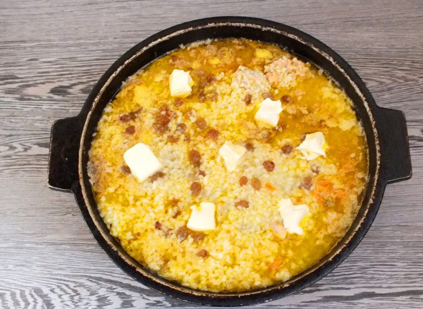 1. Этап. Плов из горбуши: За 5 минут до окончания варки добавьте сливочное масло, закройте крышкой. Доведите до готовности.