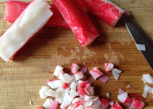 1. Этап. Крабовый салат обычный: Нарезаем крабовые палочки.