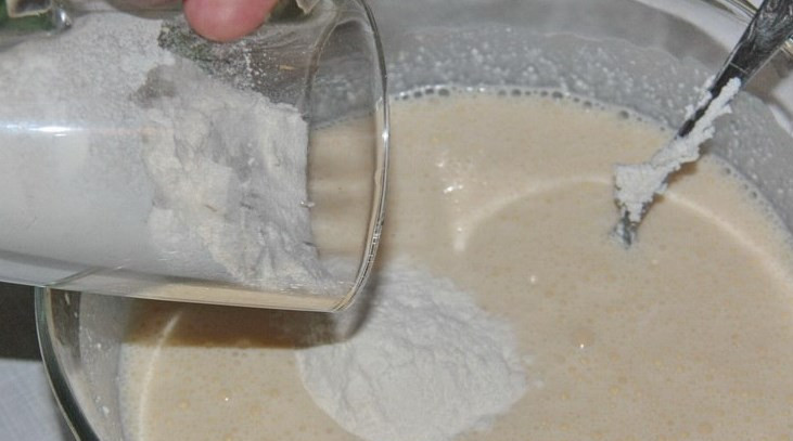 1. Этап. Баурсаки из творога: Затем просейте и добавьте муку. Тесто должно быть густым, чтобы можно было скатать 