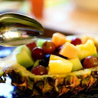 Ананасовые лодочки с фруктами