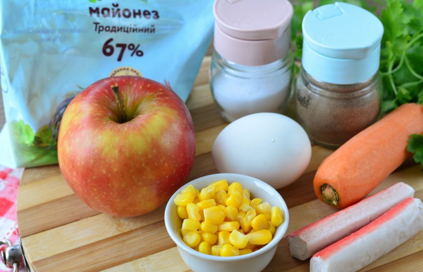 1. Этап. Салат Кудрявый с крабовыми палочками: Подготовьте все ингредиенты.