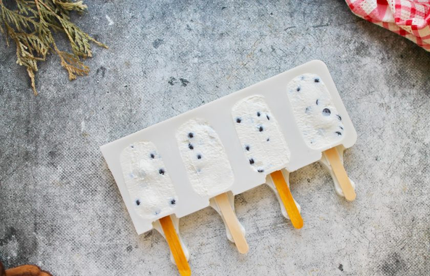1. Этап. Творожное мороженое: Творожную массу разложите в силиконовые формочки для мороженого и вставьте палочки. Уберите форму на один час в холодильник, а затем на 30 минут в морозильную камеру.