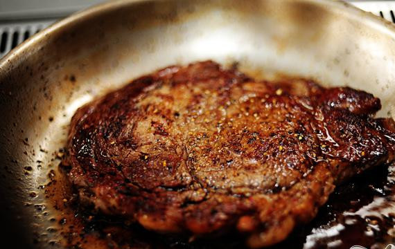 1. Этап. Бифштекс в грибном соусе: Хорошенько прожарить говяжьи стейки.