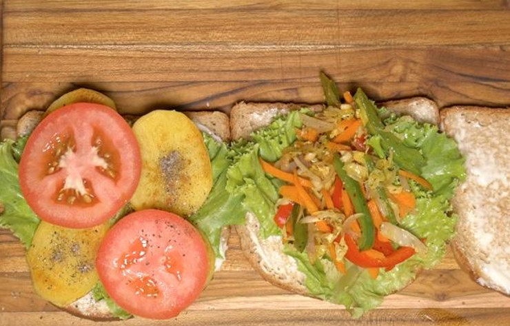 1. Этап. Бутерброды на шпажках: 9. На другой ломтик хлеба выложите салатные листья, а на них — обжаренные в сковороде овощи.