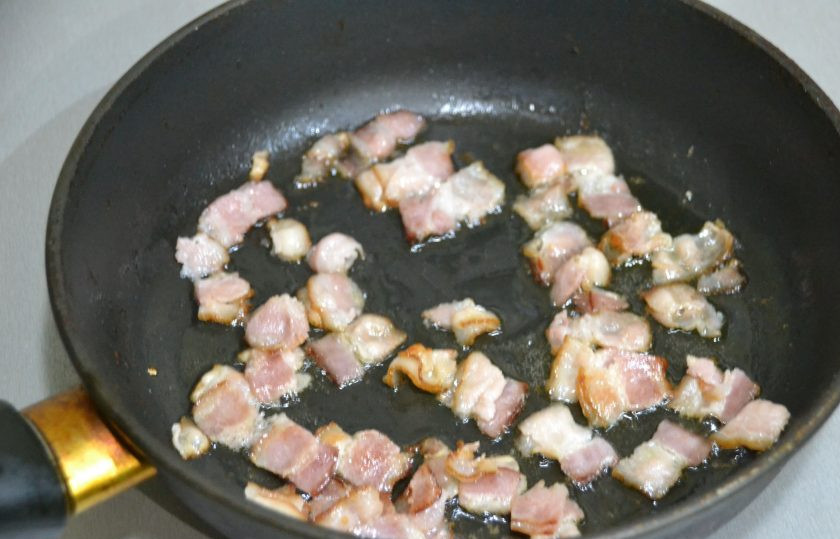 1. Этап. Карбонара без сливок: Порежьте бекон на кусочки, отправьте его на сковороду, обжарьте до легкого золотистого цвета.