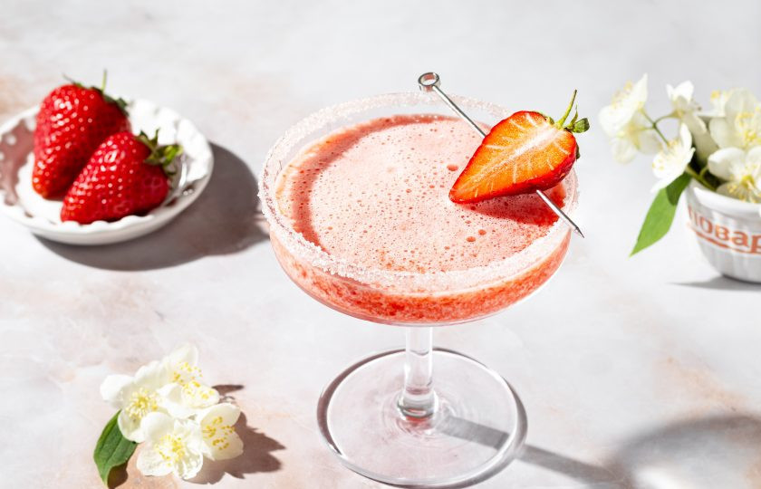 1. Этап. Алкогольный коктейль в блендере: Перелейте коктейль в бокал для подачи. Подавать напиток можно украсив клубникой на шпажке. Алкогольный коктейль в блендере готов!