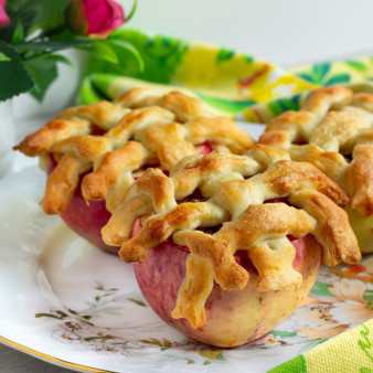 Яблоки, фаршированные карамелизированной сливой