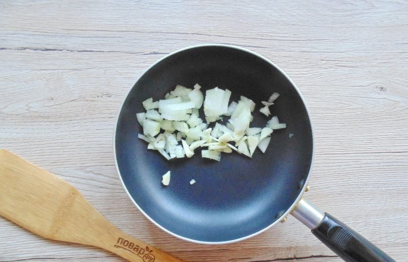 1. Этап. Свекольный кетчуп на зиму: Лук и чеснок очистите, помойте, нарежьте мелко и выложите в сковороду.