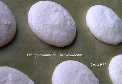 1. Этап. Пирожное Макарон с хурмой: Выложите тесто в кулинарный шприц и отсадите на подготовленную бумагу для выпечки (с нарисованными кружками диаметром около 4-5 см) кругляшки. Оставьте на 30-60 минут.