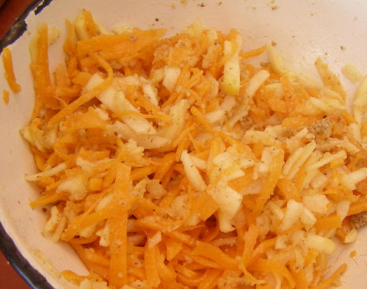 1. Этап. Салат из тыквы с яблоком: Орехи я измельчаю в блендере и добавляю непосредственно перед подачей, чтобы они не стали горчить.