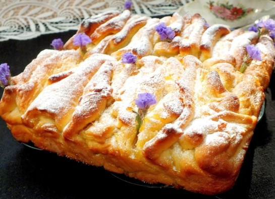 1. Этап. Дрожжевой пирог с повидлом: Готовый дрожжевой пирог с повидлом можете посыпать сахарной пудрой перед подачей или украсить еще небольшими цветочками.