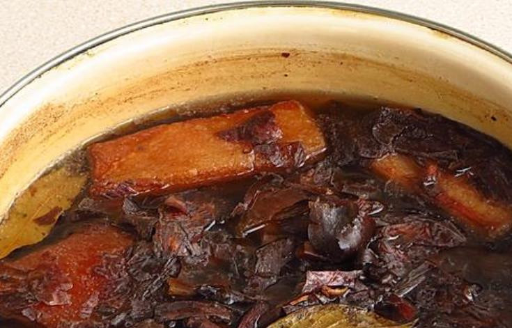 1. Этап. Копченое сало: Доведите до кипения и варите сало 40-50 минут на слабом огне.