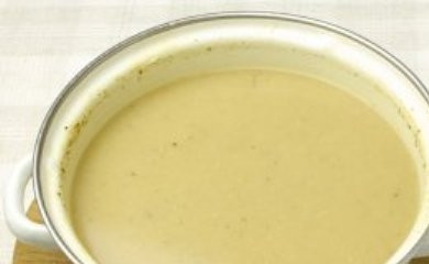 1. Этап. Суп из шампиньонов постный: Снимите кастрюлю с огня, посолите и выдавите зубчик чеснока. Затем возьмите блендер и измельчите суп.