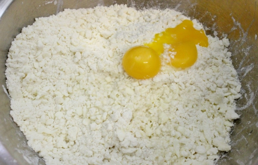 1. Этап. Мягкое творожное тесто: 3. Сахар, яйца и воду добавляем более аккуратно - важно, чтобы не получилось слишком жидкое или густое тесто. Поэтому количество воды и яиц возможно придется увеличить.