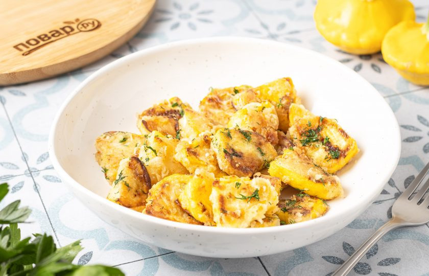 1. Этап. Жареные патиссоны с чесноком: Жареные патиссоны с чесноком готовы. Подавайте их с мелко порубленной зеленью. Приятного аппетита!