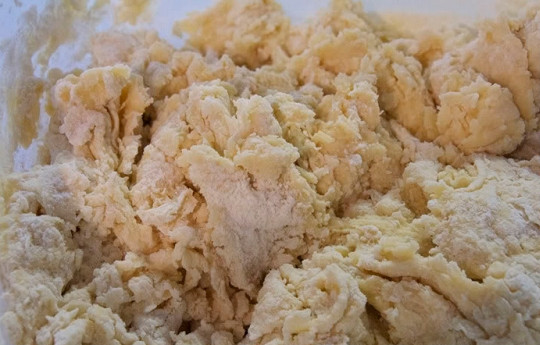 1. Этап. Булочка с повидлом: 3. Теперь можно соединить все вместе и начать замешивать тесто.