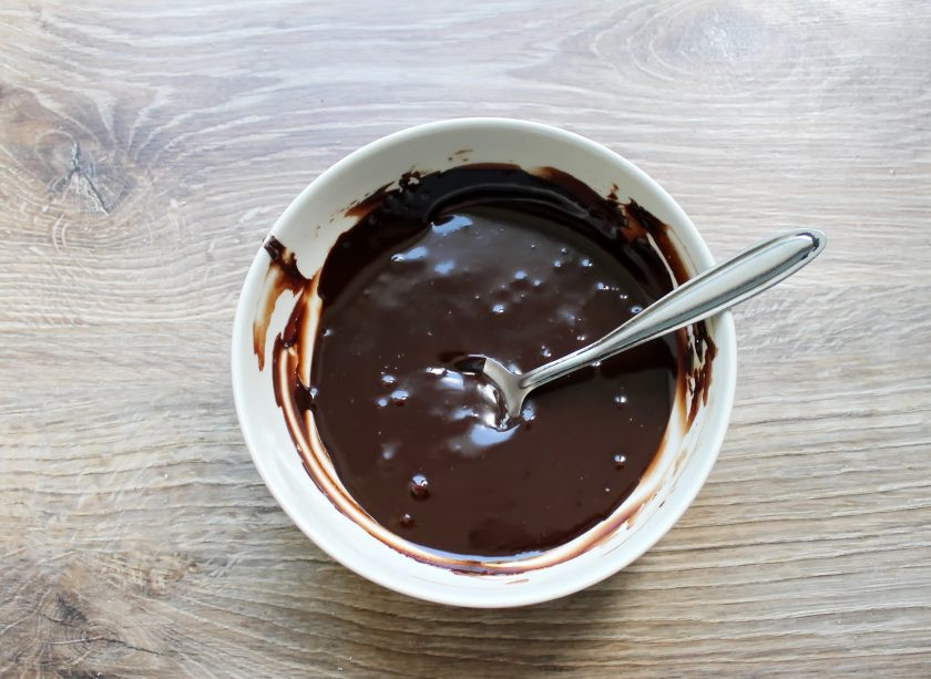 1. Этап. Капкейки Баунти: В миску поломайте шоколад, влейте сливки, поставьте на водяную баню. Перемешивайте до однородной массы и остудите.