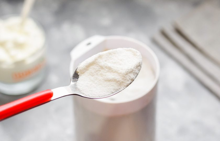 1. Этап. Крем для эклеров: Обычный сахар и ванильный сахар переложите в кофемолку, измельчите до мелкой пудровой консистенции.