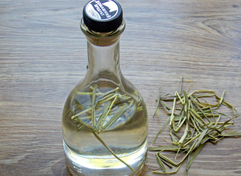 1. Этап. Зубровка в домашних условиях: В емкость с водкой влейте остывший сахарный сироп, и выложите сушеную траву зубровку.