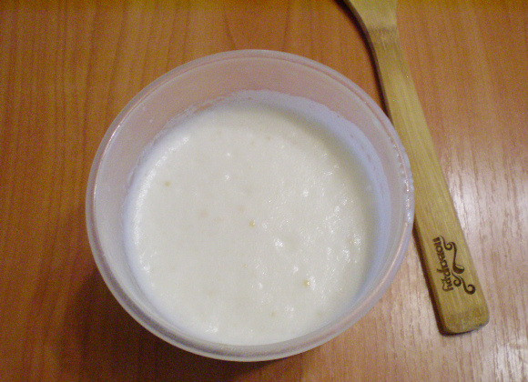 1. Этап. Панкейки на молоке: Взбивайте на максимальных оборотах миксера до пышной пены. Масса должна увеличится в объеме.