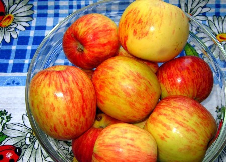 1. Этап. Варенье из яблок дольками: Если вы хотите, чтобы дольки сохранили свою форму в варенье, то нужно выбирать довольно крепкие и твердые яблоки, промываем их под водой.