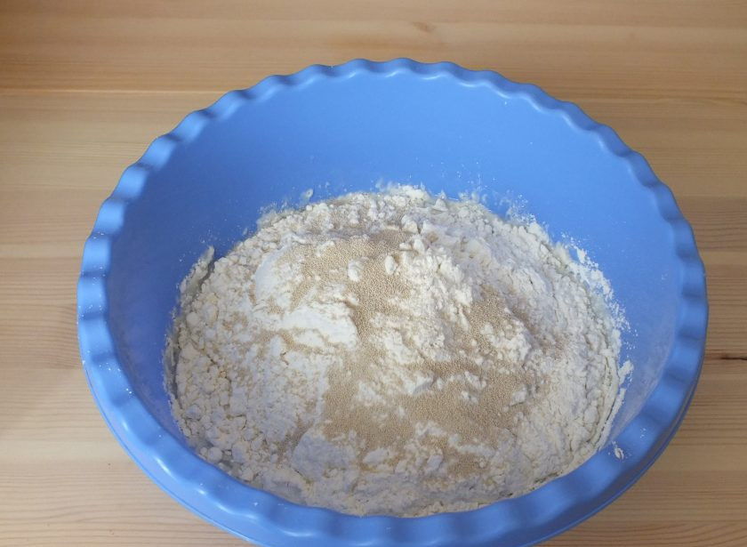 1. Этап. Заварное тесто на дрожжах: 5. Всыпьте дрожжи и частями муку.