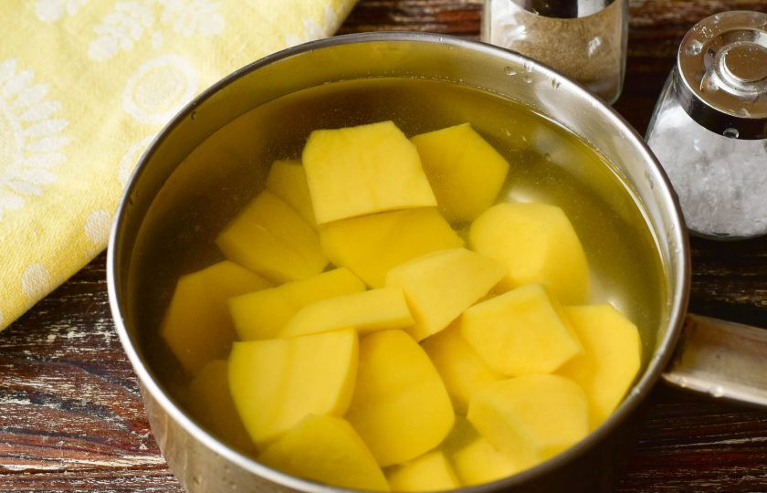 1. Этап. Мясо запеченное в пюре: Очистите картофель, разрежьте его на более мелкие кусочки. Выложите в ковш и залейте чистой водой.