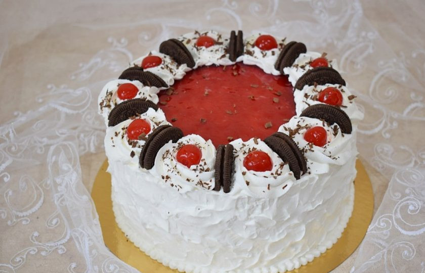 1. Этап. Бисквитный торт с крем-чизом: Обмажьте верх и бока торта отложенным кремом из сливок. Украсьте готовый торт по своему вкусу. Поставьте торт в холодильник на несколько часов, чтобы он пропитался и застыл. Приятного чаепития!