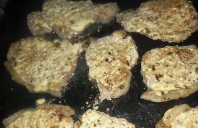 1. Этап. Отбивные из говядины с грибами: Достаем противень с отбивными которые за это время уже успели прожарится.