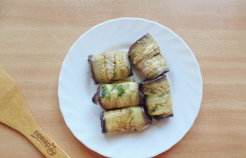 1. Этап. Баклажаны в укропном рассоле на зиму: На следующий день каждую пластину баклажана сверните рулетом.