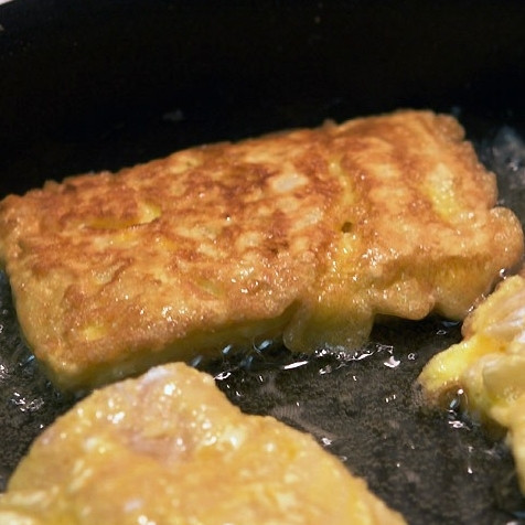 1. Этап. Жареное филе трески: Теперь вам нужно обжарить филе трески с обеих сторон до готовности. Жарить нужно на среднем огне. По времени это займет у вас от 5 до 10 минут - в зависимости от размера кусочков.