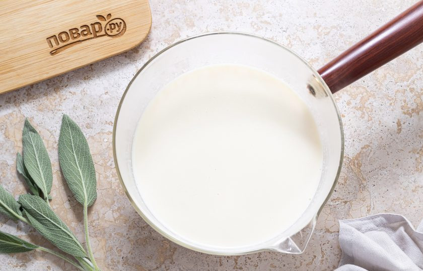 1. Этап. Шалфей с молоком: В сотейник налейте молоко, на небольшом огне доведите его до кипения.