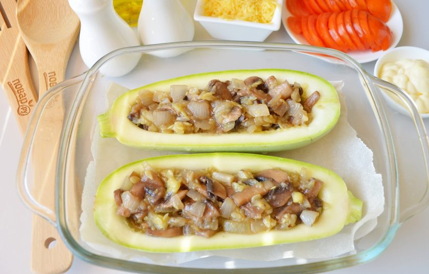 1. Этап. Лодочки из кабачков с грибами в духовке: Наполните лодочки полученным грибным фаршем.