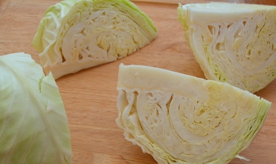 1. Этап. Вареная капуста: 1. Первым делом наберите воду в большую кастрюлю и поставьте на огонь, чтобы она закипала. Капусту нарежьте на 4-6 частей, в зависимости от размера кочана.