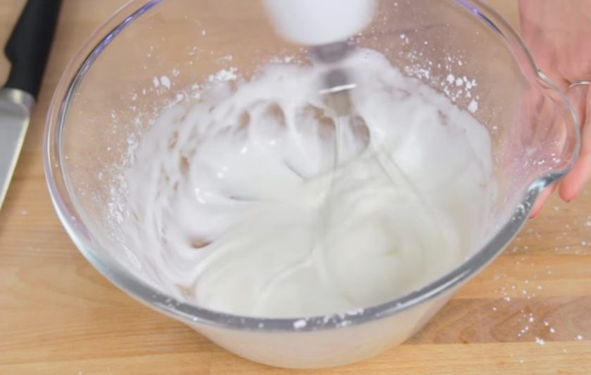 1. Этап. Пироженка Павлова: 2. Затем порциями введите остальную сахарную пудру и взбивайте, постепенно увеличивая скорость взбивания. Затем добавьте кукурузный крахмал и перемешайте лопаткой.