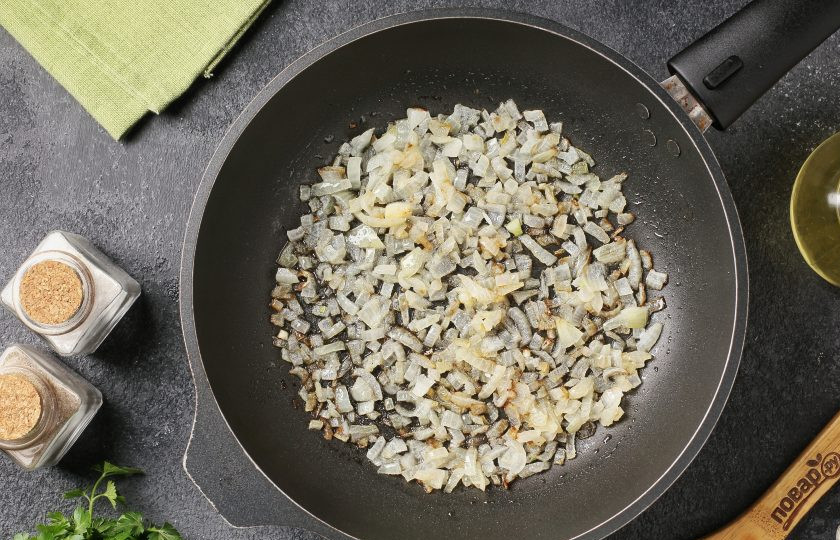 1. Этап. Запеканка Макароша: Лук нарежьте кубиками и обжарьте на растительном масле.