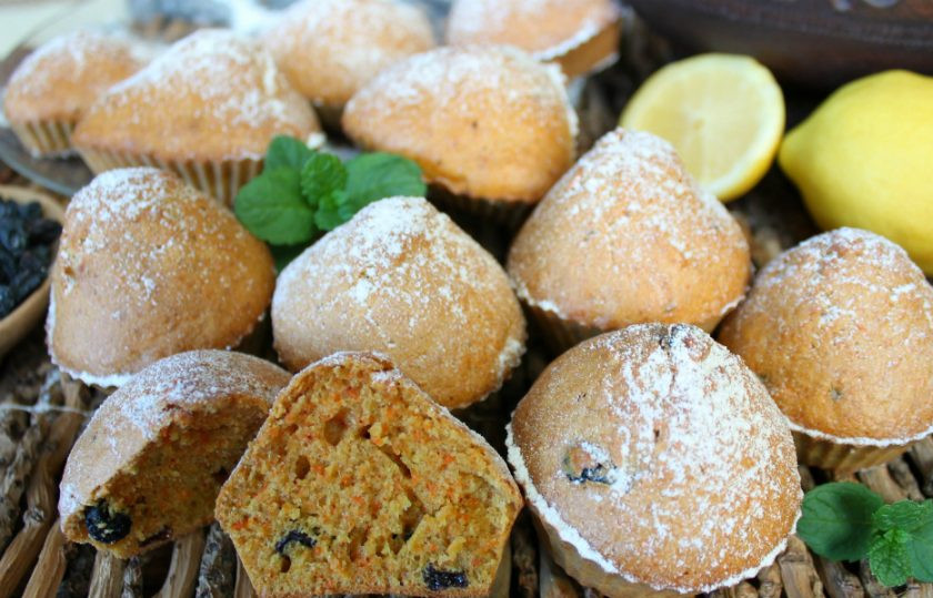 1. Этап. Морковные кексы с изюмом: Морковные кексы с изюмом посыпаем сахарной пудрой. Готово! Приятного чаепития!