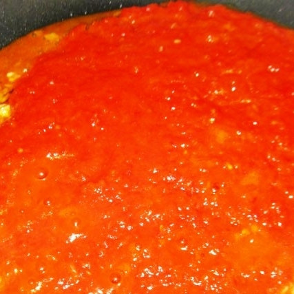 1. Этап. Сырная паста, запеченная в духовке: Лук и чеснок обжариваем в оливковом масле до мягкости, затем вливаем перечную массу и тушим 5 минут на среднем огне, помешивая.