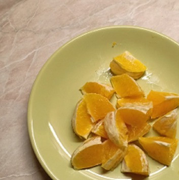 1. Этап. Курица, запеченная по-особому: Апельсин очистить от кожуры и прожилок, и нарезать крупными кубиками.